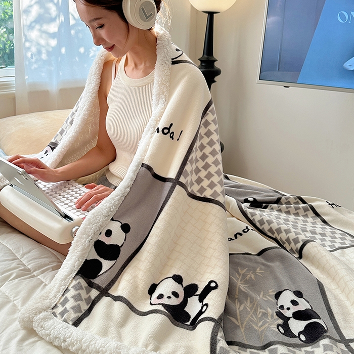 91家纺网 家纺一手货源 找家纺 小叮当家纺仓储工厂店 买家秀 爆款花型2025新款牛奶绒洛丽塔小清新印花系列毛毯毯子 熊猫皮皮