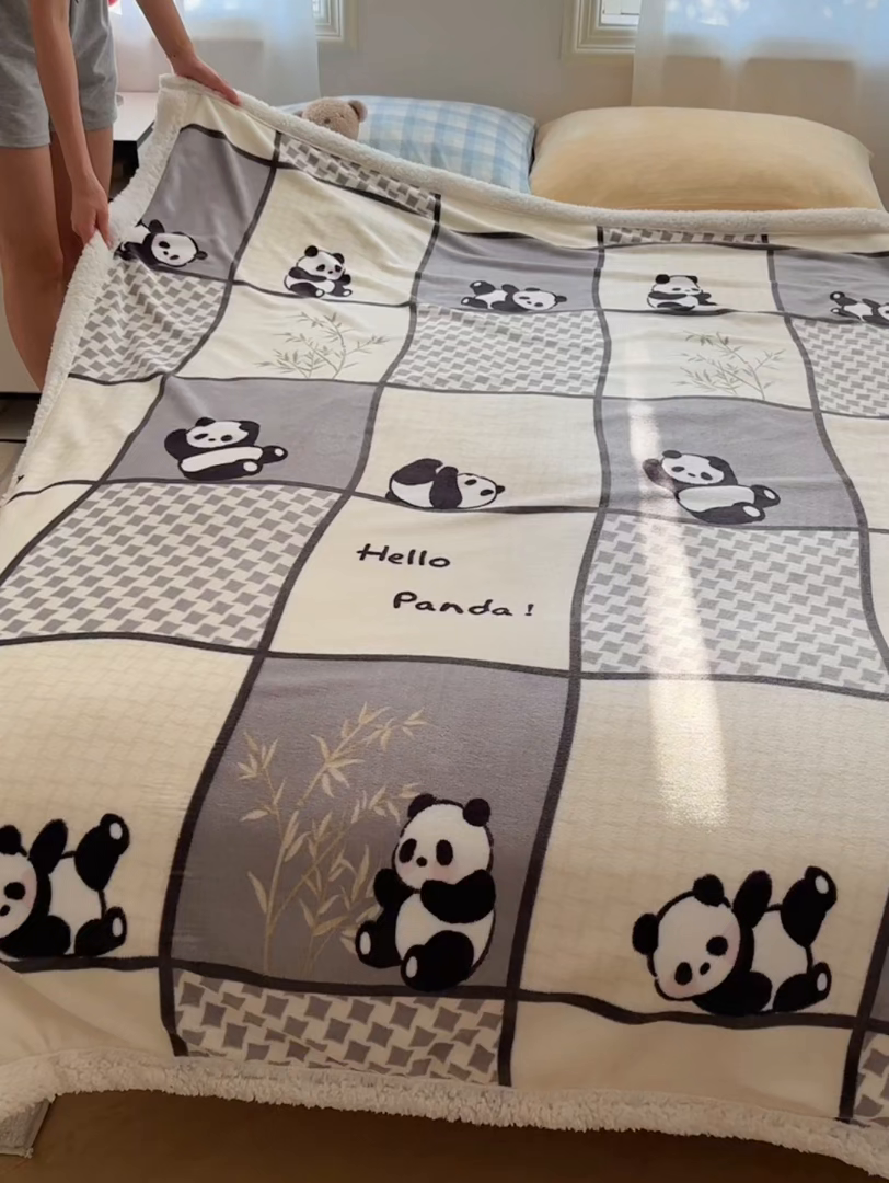 91家纺网 家纺一手货源 找家纺 小叮当家纺仓储工厂店 买家秀 爆款花型2025新款牛奶绒洛丽塔小清新印花系列毛毯毯子 熊猫皮皮