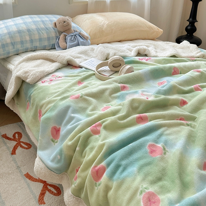 91家纺网 家纺一手货源 找家纺 小叮当家纺仓储工厂店 买家秀 爆款花型2025新款牛奶绒洛丽塔小清新印花系列毛毯毯子 遇见