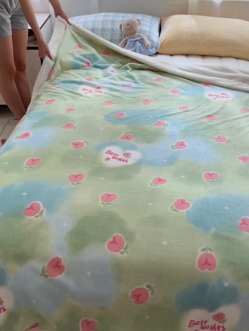 91家纺网 家纺一手货源 找家纺 小叮当家纺仓储工厂店 买家秀 爆款花型2025新款牛奶绒洛丽塔小清新印花系列毛毯毯子 遇见