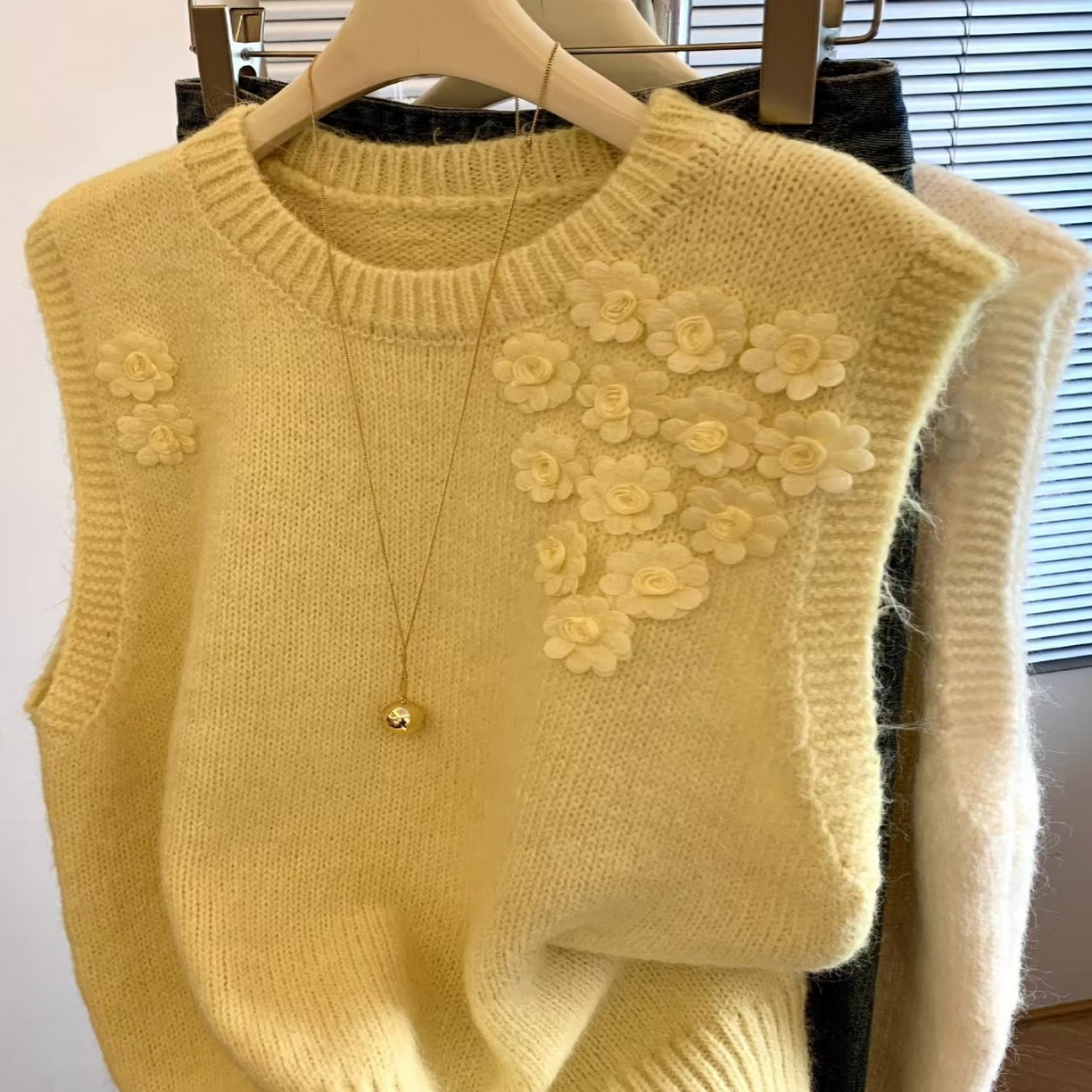 91家纺网 家纺一手货源 找家纺 （总）洛兰沙家居馆 只代发专柜撤回大牌剪标女装立体花朵圆领针织马甲女秋季高级感外穿背心