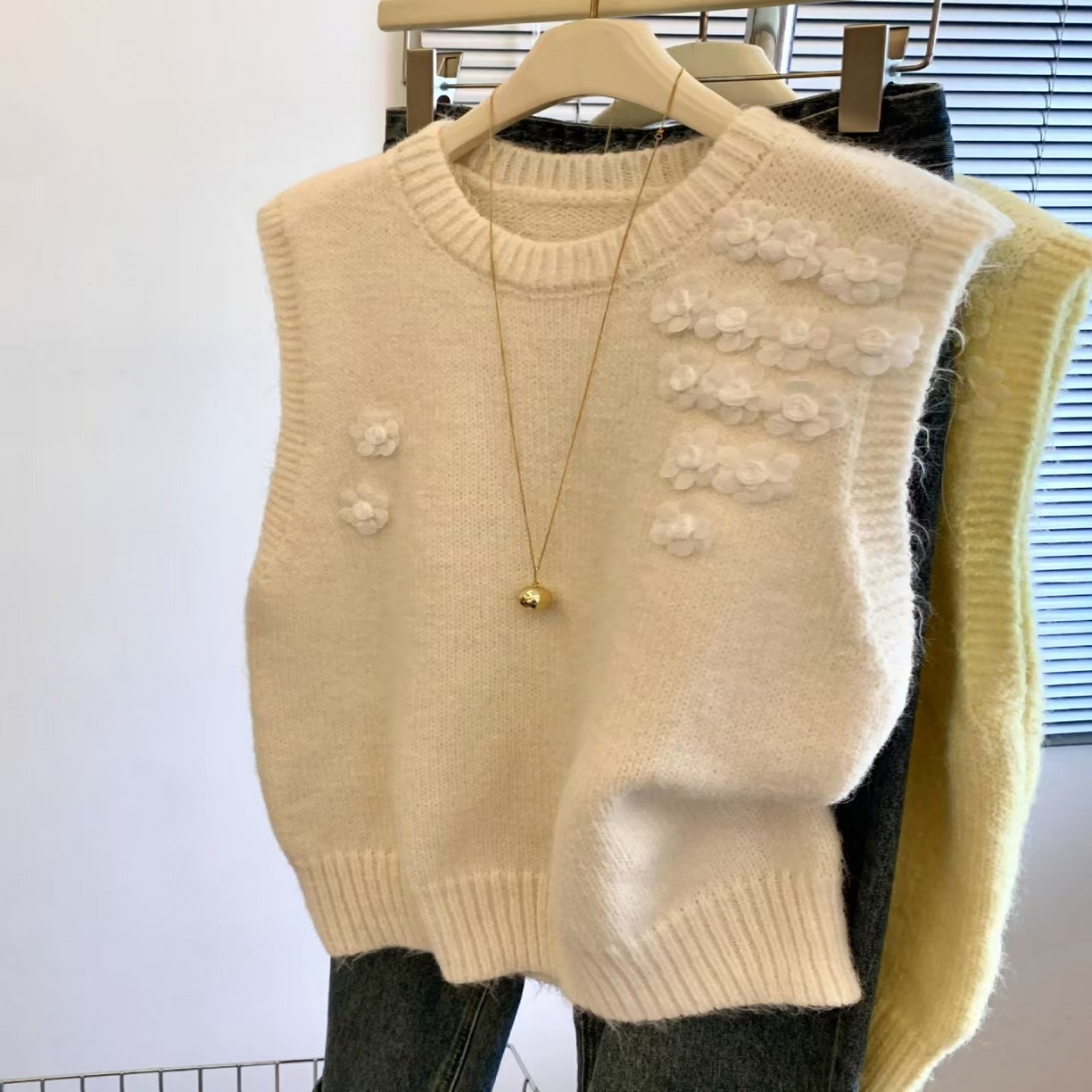 91家纺网 家纺一手货源 找家纺 （总）洛兰沙家居馆 只代发专柜撤回大牌剪标女装立体花朵圆领针织马甲女秋季高级感外穿背心