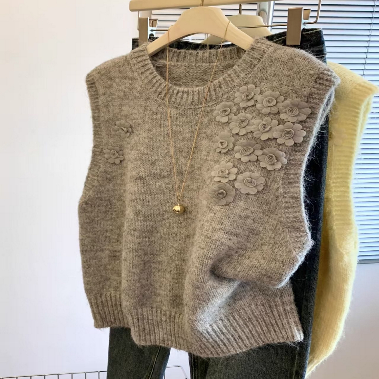 91家纺网 家纺一手货源 找家纺 （总）洛兰沙家居馆 只代发专柜撤回大牌剪标女装立体花朵圆领针织马甲女秋季高级感外穿背心