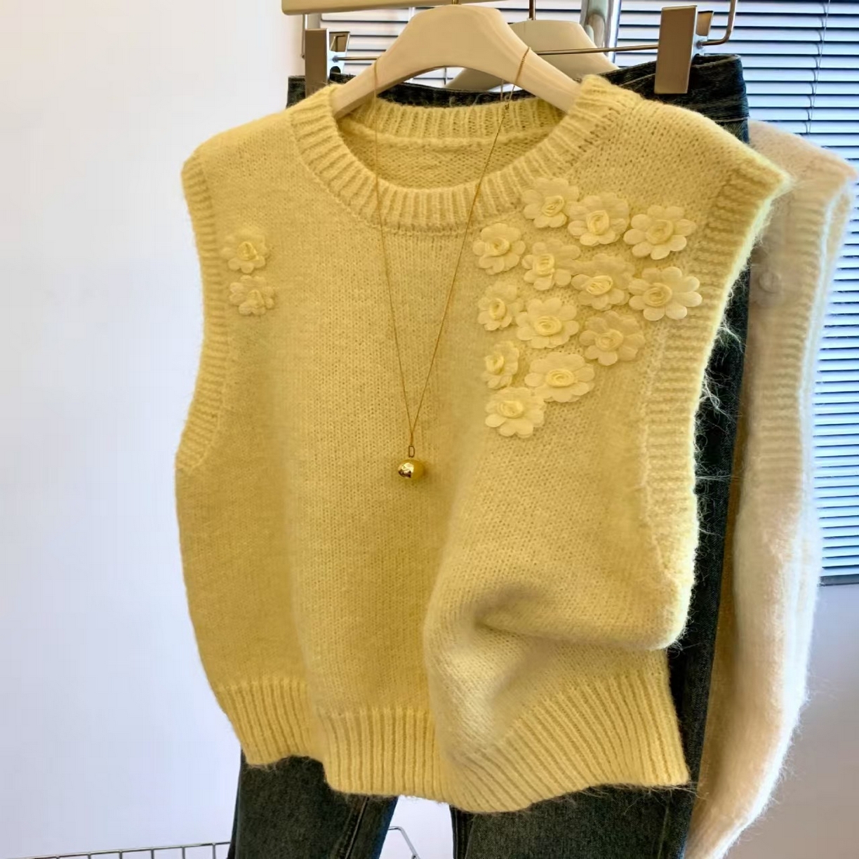 91家纺网 家纺一手货源 找家纺 （总）洛兰沙家居馆 只代发专柜撤回大牌剪标女装立体花朵圆领针织马甲女秋季高级感外穿背心