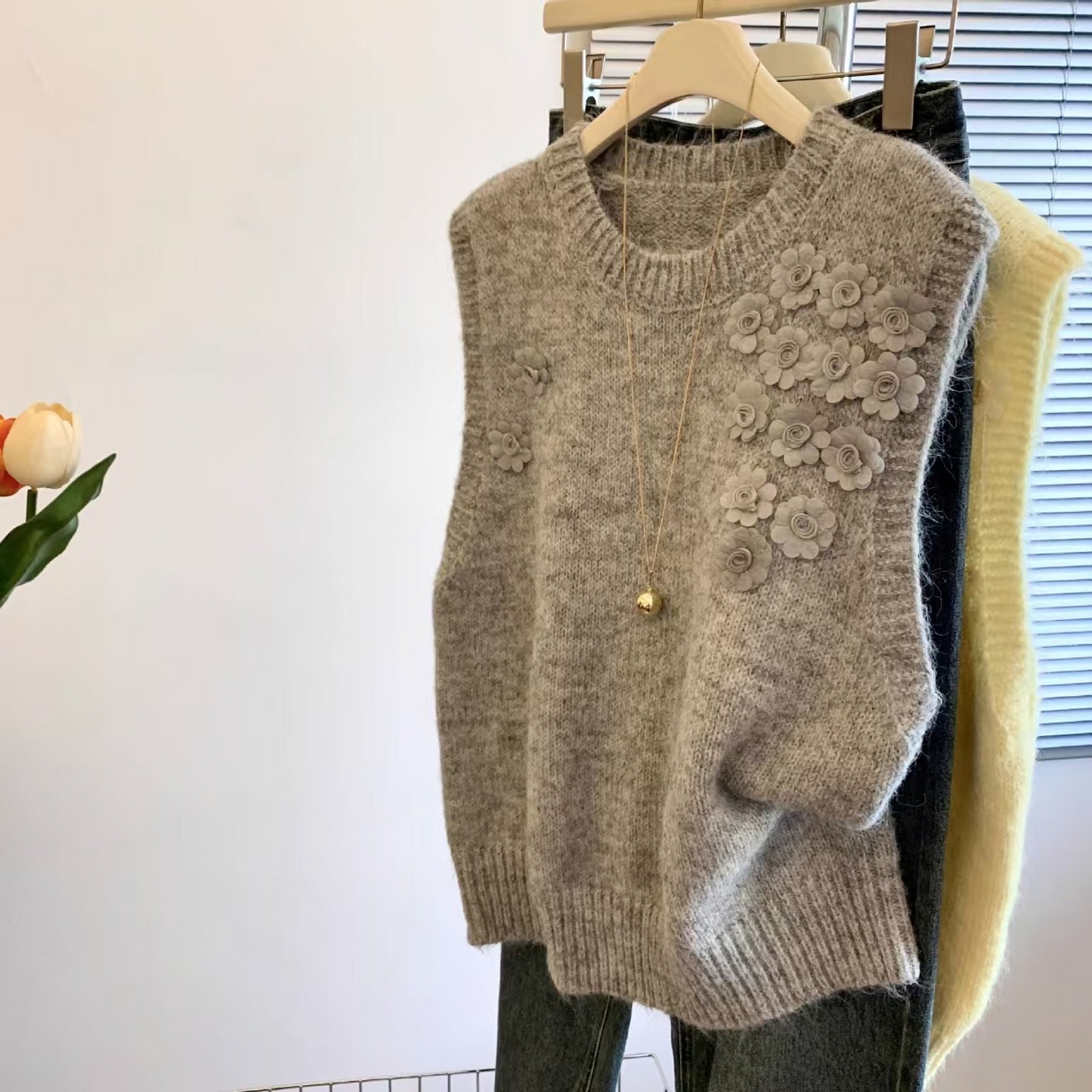 91家纺网 家纺一手货源 找家纺 （总）洛兰沙家居馆 只代发专柜撤回大牌剪标女装立体花朵圆领针织马甲女秋季高级感外穿背心