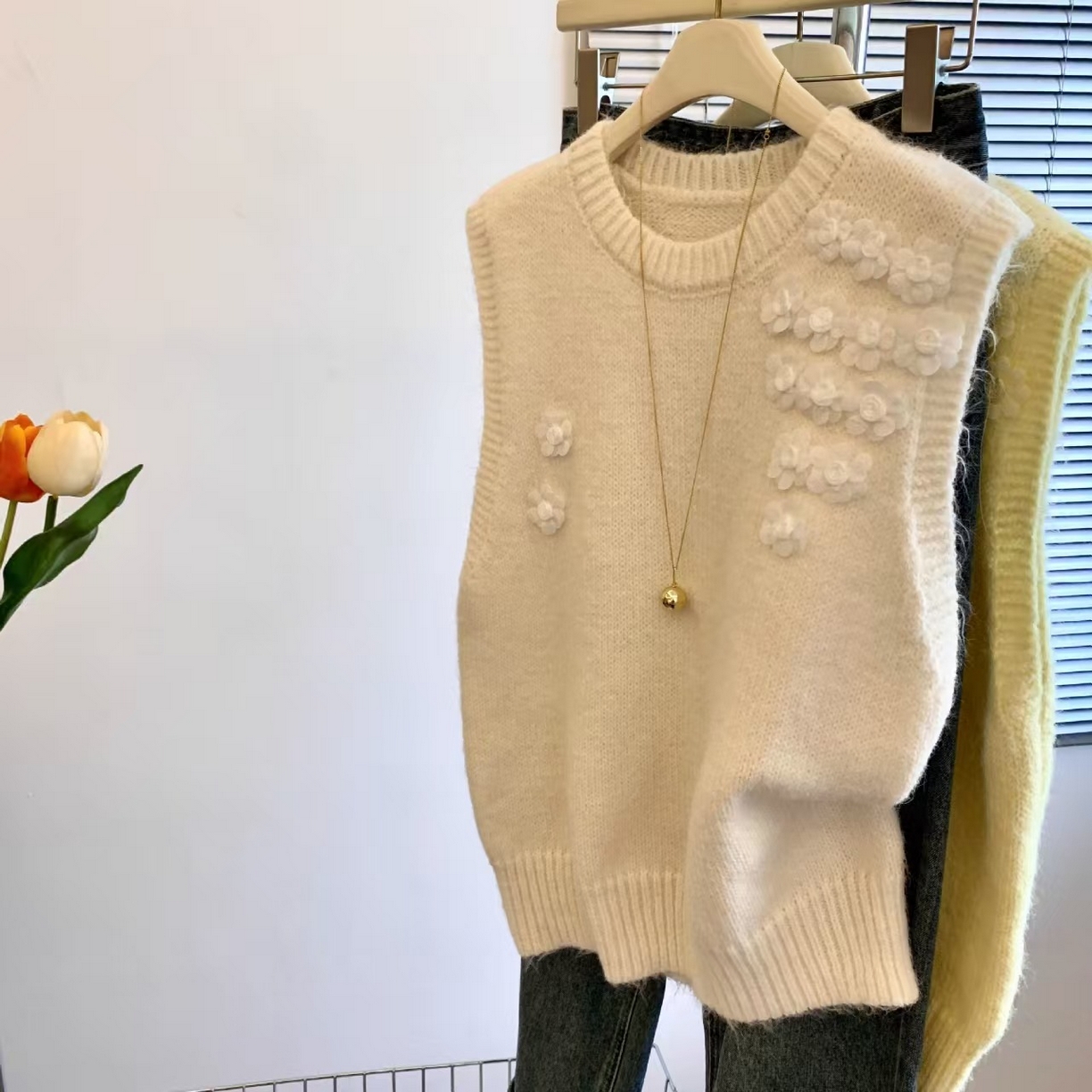 91家纺网 家纺一手货源 找家纺 （总）洛兰沙家居馆 只代发专柜撤回大牌剪标女装立体花朵圆领针织马甲女秋季高级感外穿背心