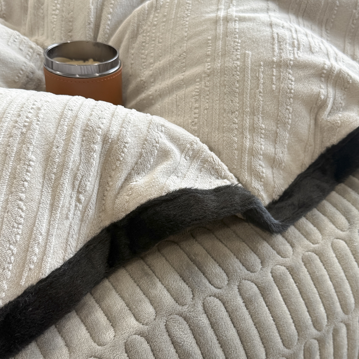 91家纺网 家纺一手货源 找家纺 （总）懒猫家纺 2025新款宽包边雕花绒四件套