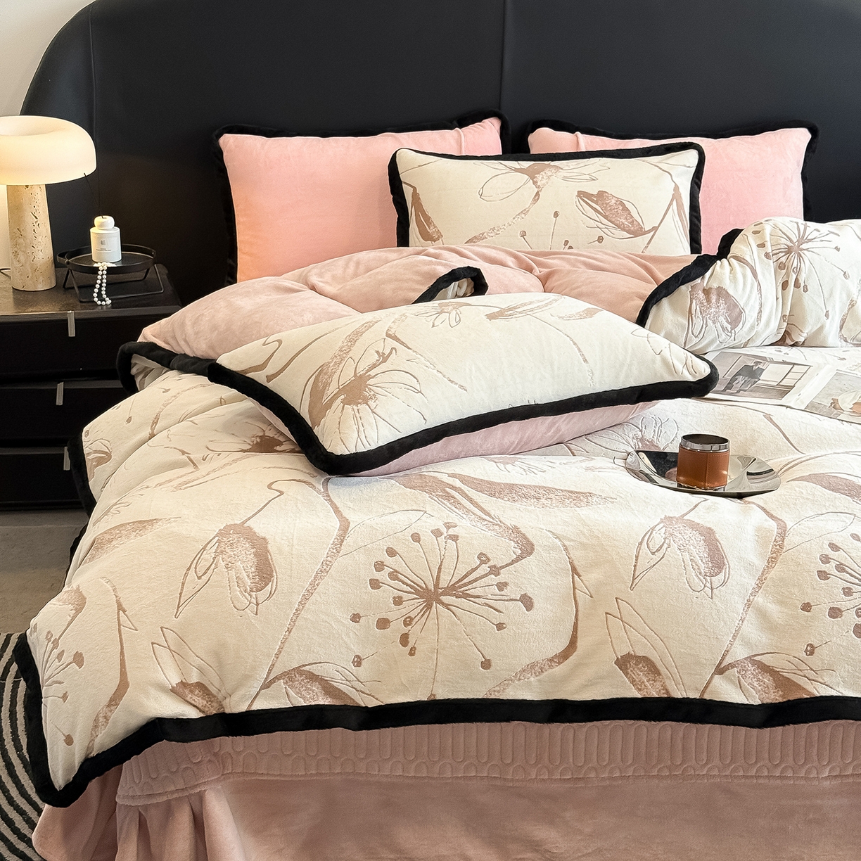 91家纺网 家纺一手货源 找家纺 懒猫家纺 2025新款宽包边雕花绒四件套 彼岸花开