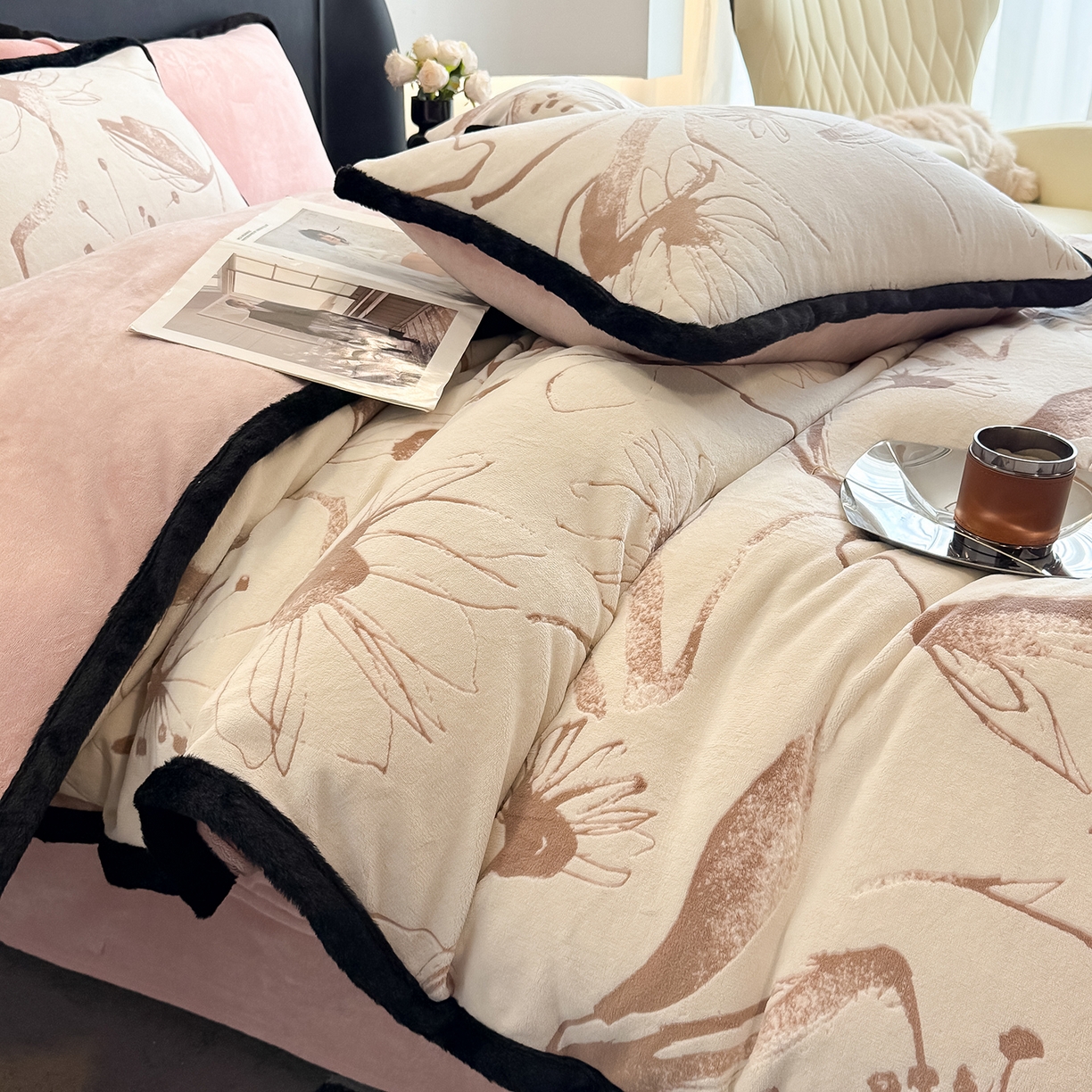 91家纺网 家纺一手货源 找家纺 懒猫家纺 2025新款宽包边雕花绒四件套 彼岸花开