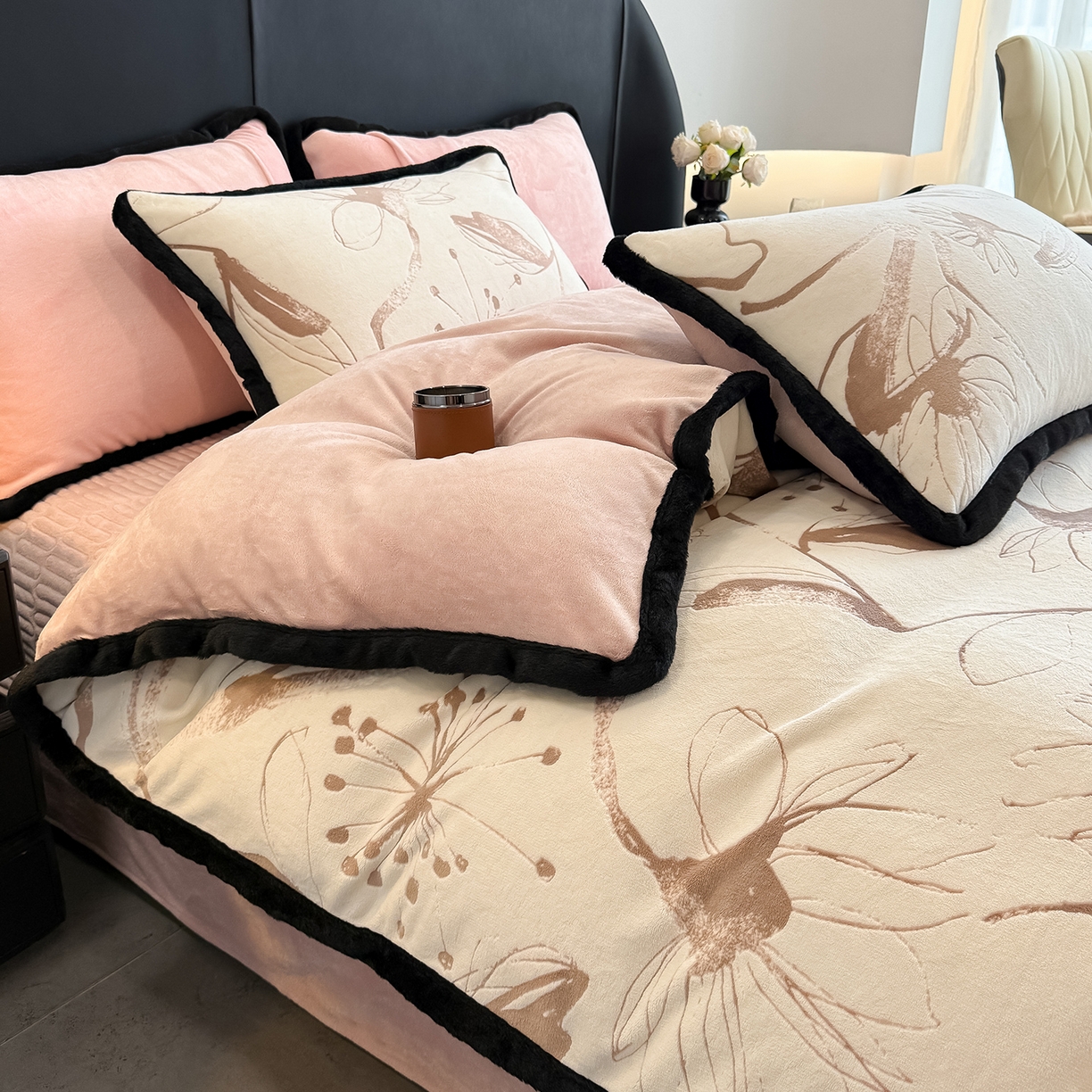 91家纺网 家纺一手货源 找家纺 懒猫家纺 2025新款宽包边雕花绒四件套 彼岸花开