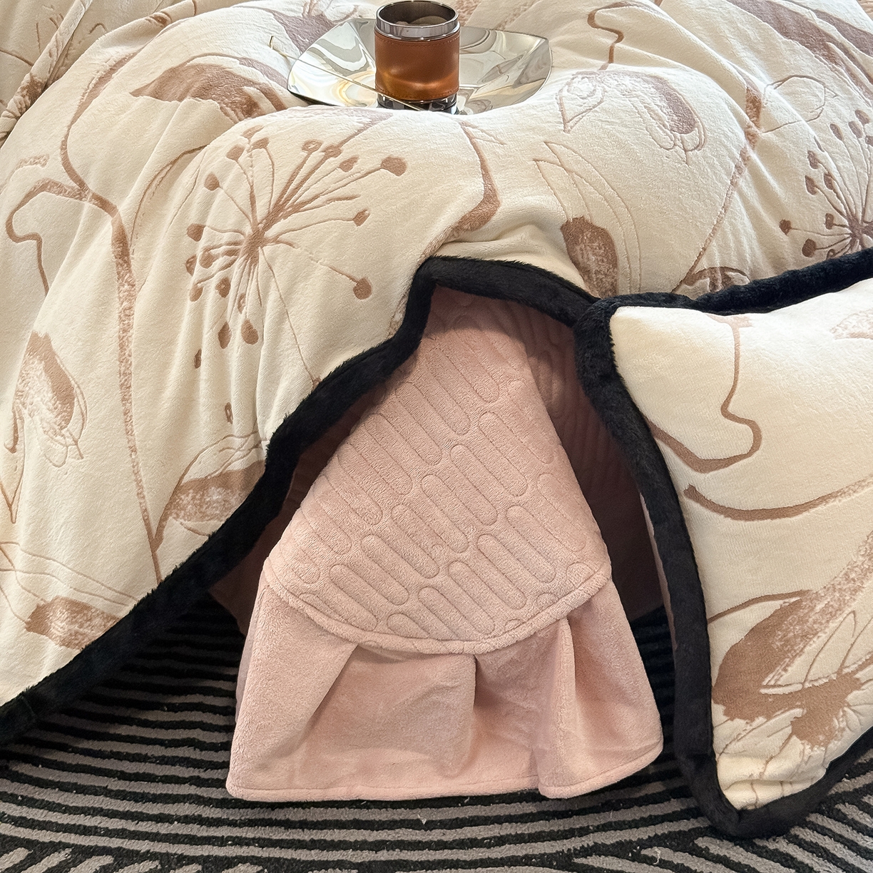 91家纺网 家纺一手货源 找家纺 懒猫家纺 2025新款宽包边雕花绒四件套 彼岸花开