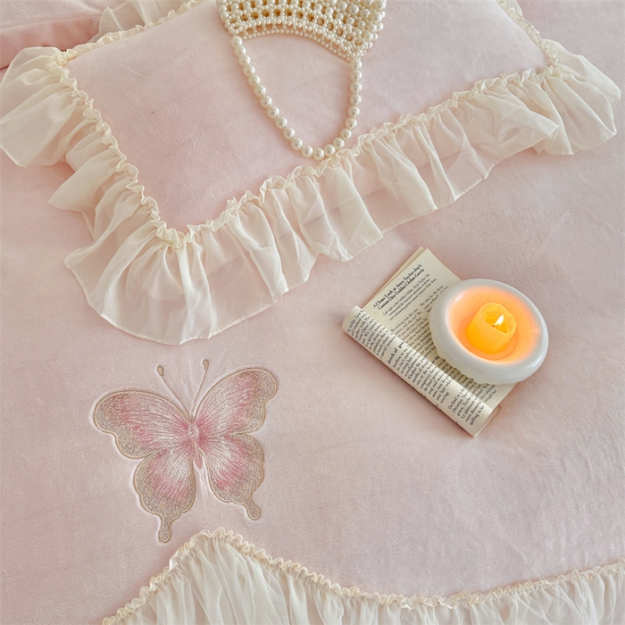 91家纺网 家纺一手货源 找家纺 富盛家纺 2025新款牛奶绒床裙款蕾丝刺绣四件套韩版法式公主风--睡美人系列 睡美人-粉