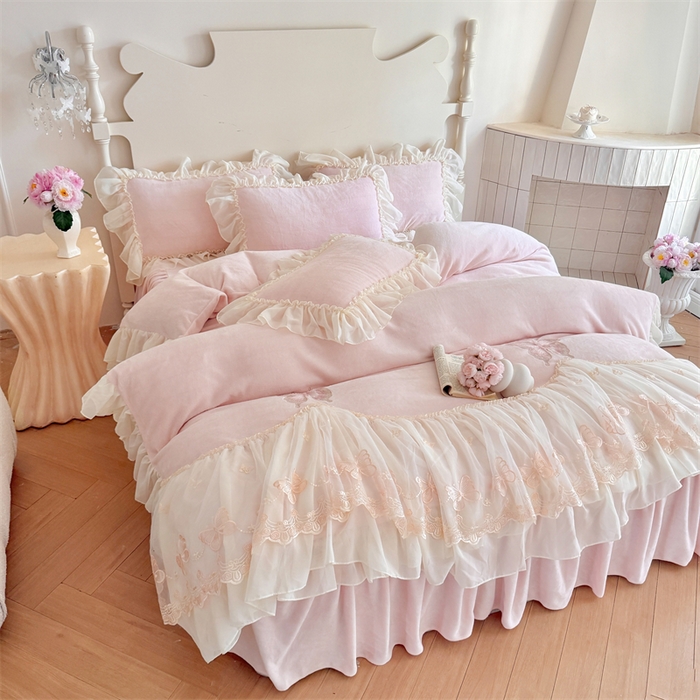 91家纺网 家纺一手货源 找家纺 富盛家纺 2025新款牛奶绒床裙款蕾丝刺绣四件套韩版法式公主风--睡美人系列 睡美人-粉