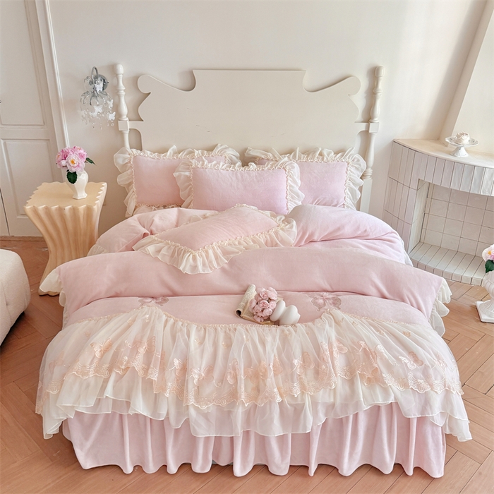 91家纺网 家纺一手货源 找家纺 富盛家纺 2025新款牛奶绒床裙款蕾丝刺绣四件套韩版法式公主风--睡美人系列 睡美人-粉