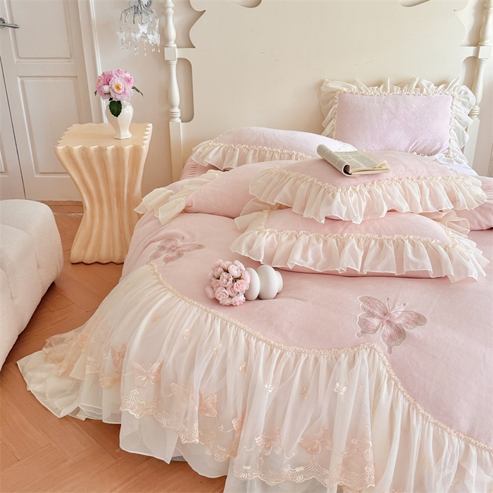 91家纺网 家纺一手货源 找家纺 富盛家纺 2025新款牛奶绒床裙款蕾丝刺绣四件套韩版法式公主风--睡美人系列 睡美人-粉