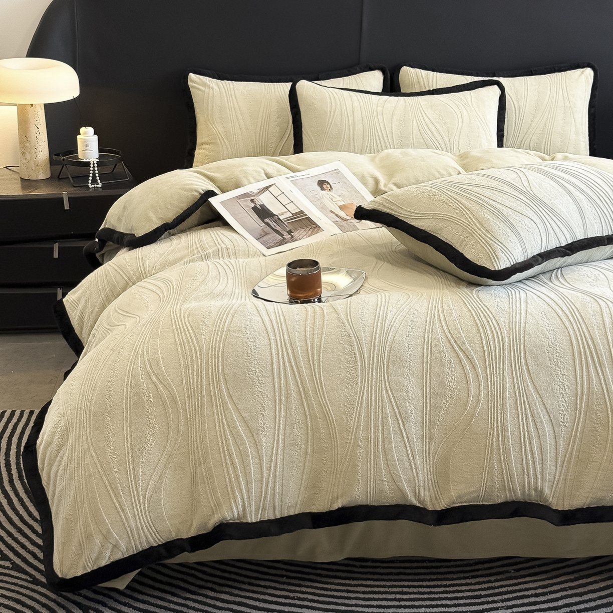 91家纺网 家纺一手货源 找家纺 懒猫家纺 2025新款宽包边雕花绒四件套 波纹艺术