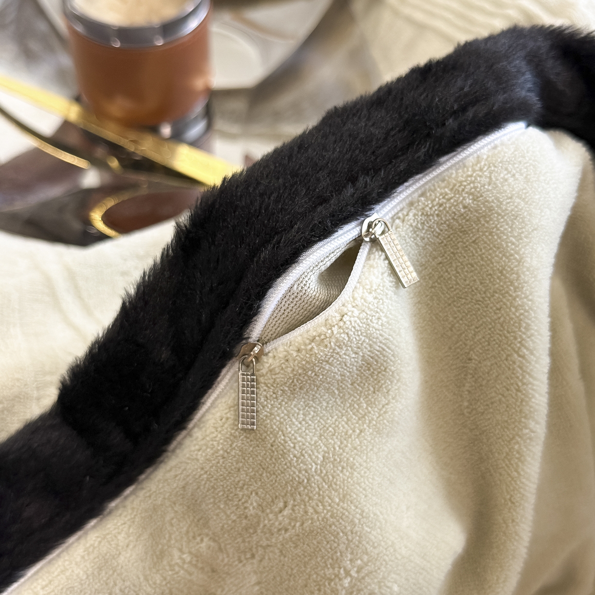 91家纺网 家纺一手货源 找家纺 懒猫家纺 2025新款宽包边雕花绒四件套 波纹艺术