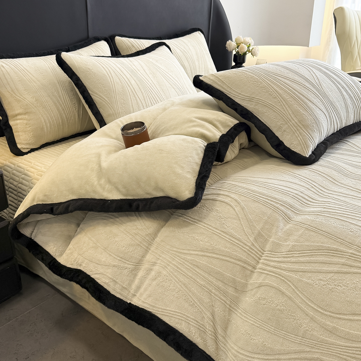 91家纺网 家纺一手货源 找家纺 懒猫家纺 2025新款宽包边雕花绒四件套 波纹艺术