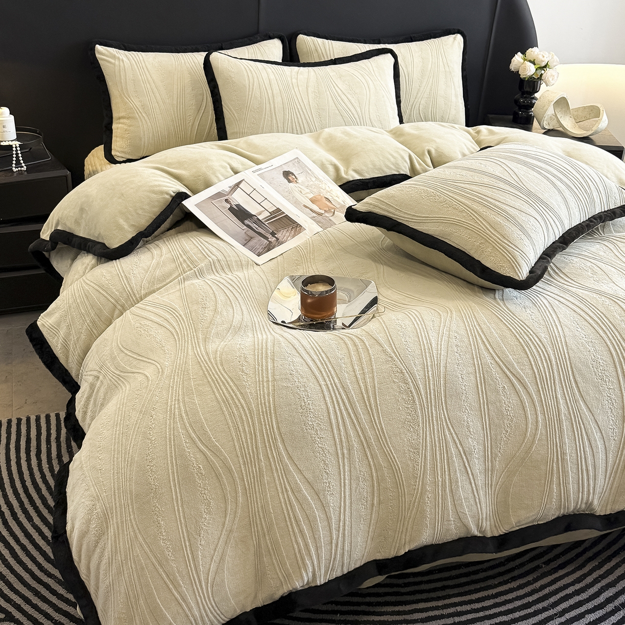 91家纺网 家纺一手货源 找家纺 懒猫家纺 2025新款宽包边雕花绒四件套 波纹艺术