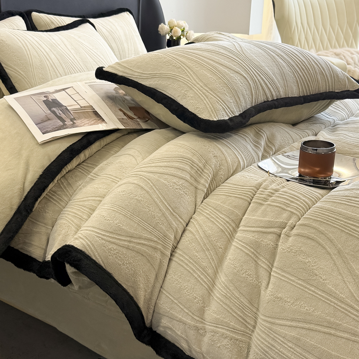 91家纺网 家纺一手货源 找家纺 懒猫家纺 2025新款宽包边雕花绒四件套 波纹艺术