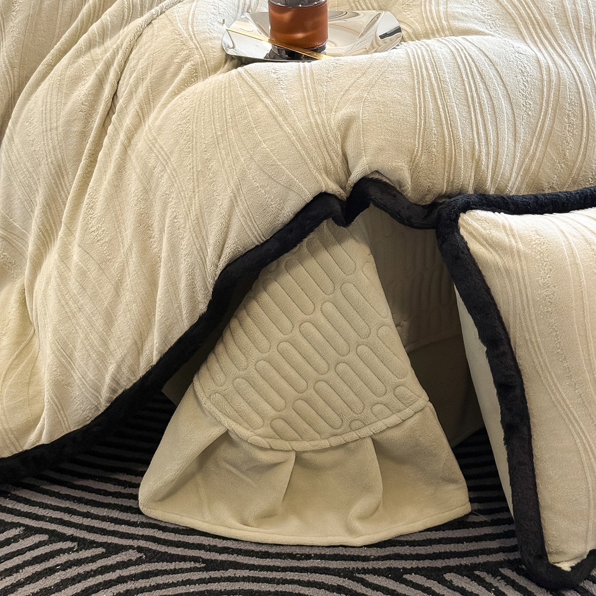 91家纺网 家纺一手货源 找家纺 懒猫家纺 2025新款宽包边雕花绒四件套 波纹艺术