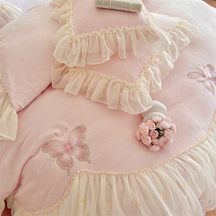 91家纺网 家纺一手货源 找家纺 富盛家纺 2025新款牛奶绒床裙款蕾丝刺绣四件套韩版法式公主风--睡美人系列 睡美人-粉