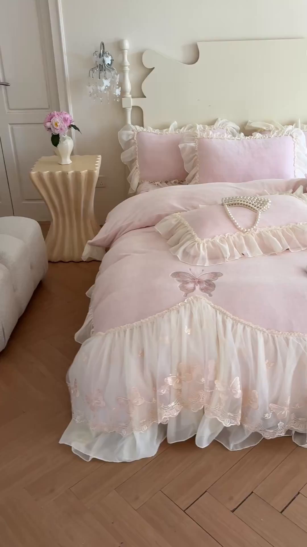 91家纺网 家纺一手货源 找家纺 富盛家纺 2025新款牛奶绒床裙款蕾丝刺绣四件套韩版法式公主风--睡美人系列 睡美人-粉