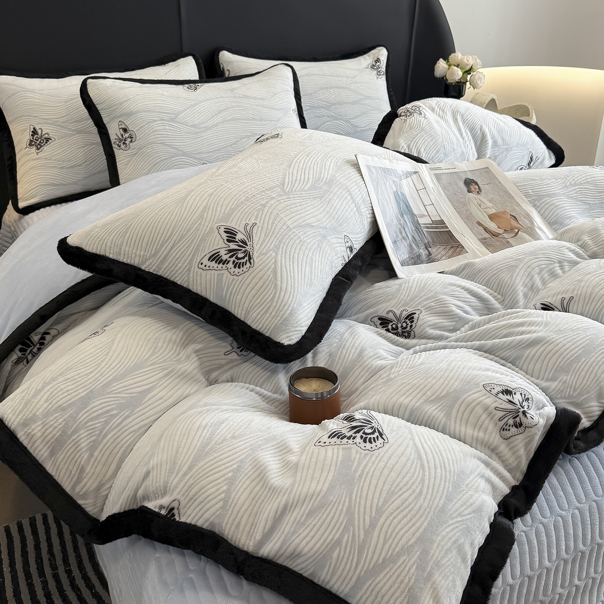 91家纺网 家纺一手货源 找家纺 懒猫家纺 2025新款宽包边雕花绒四件套 蝴蝶海浪