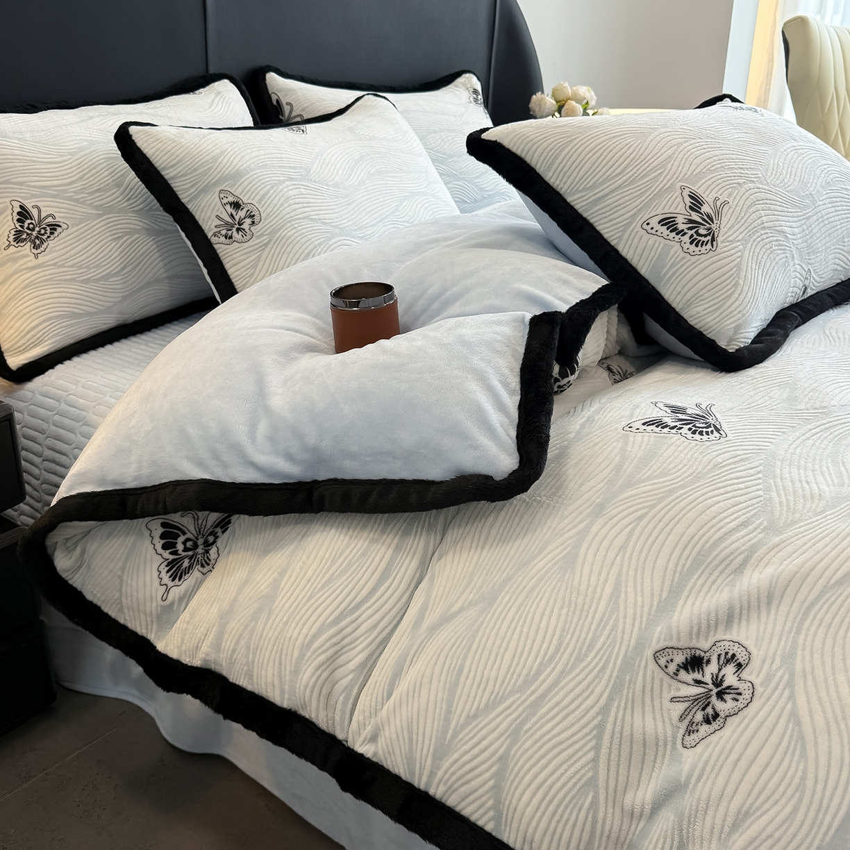 91家纺网 家纺一手货源 找家纺 懒猫家纺 2025新款宽包边雕花绒四件套 蝴蝶海浪