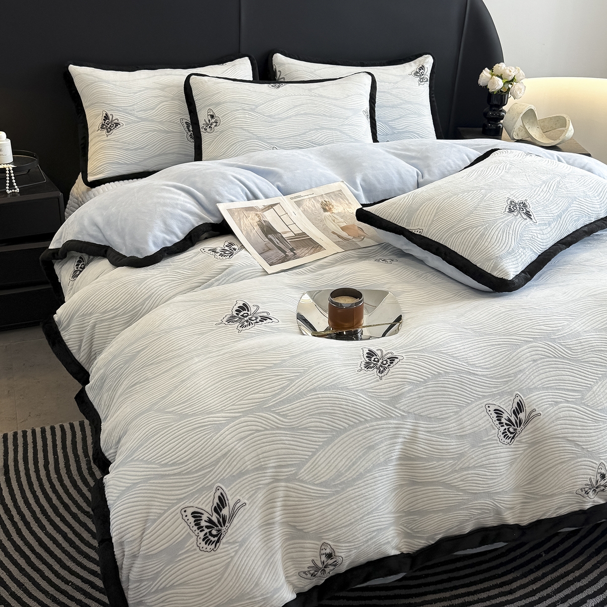 91家纺网 家纺一手货源 找家纺 懒猫家纺 2025新款宽包边雕花绒四件套 蝴蝶海浪