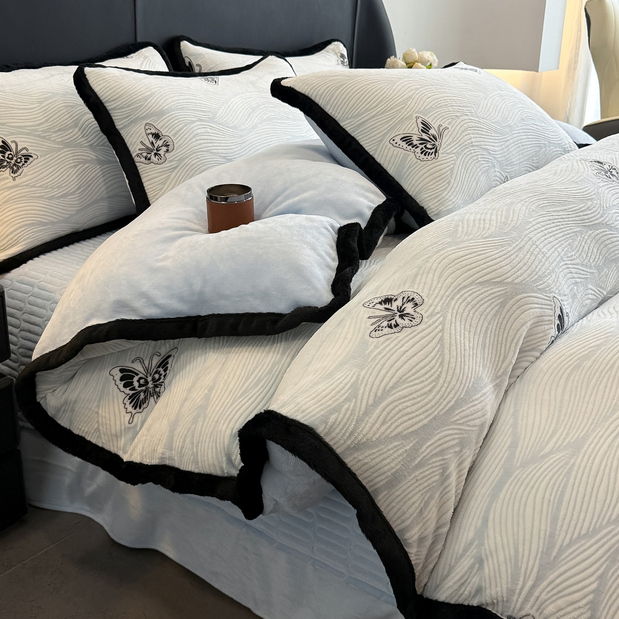 91家纺网 家纺一手货源 找家纺 懒猫家纺 2025新款宽包边雕花绒四件套 蝴蝶海浪