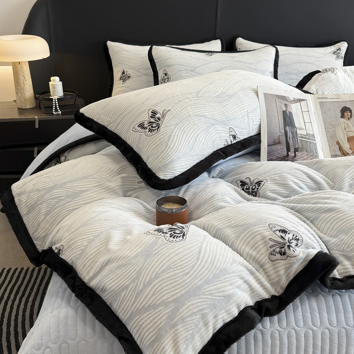 91家纺网 家纺一手货源 找家纺 懒猫家纺 2025新款宽包边雕花绒四件套 蝴蝶海浪