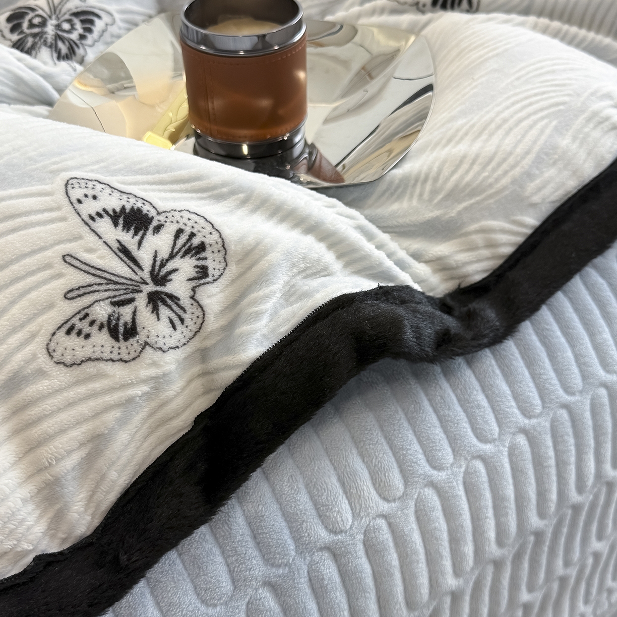 91家纺网 家纺一手货源 找家纺 懒猫家纺 2025新款宽包边雕花绒四件套 蝴蝶海浪