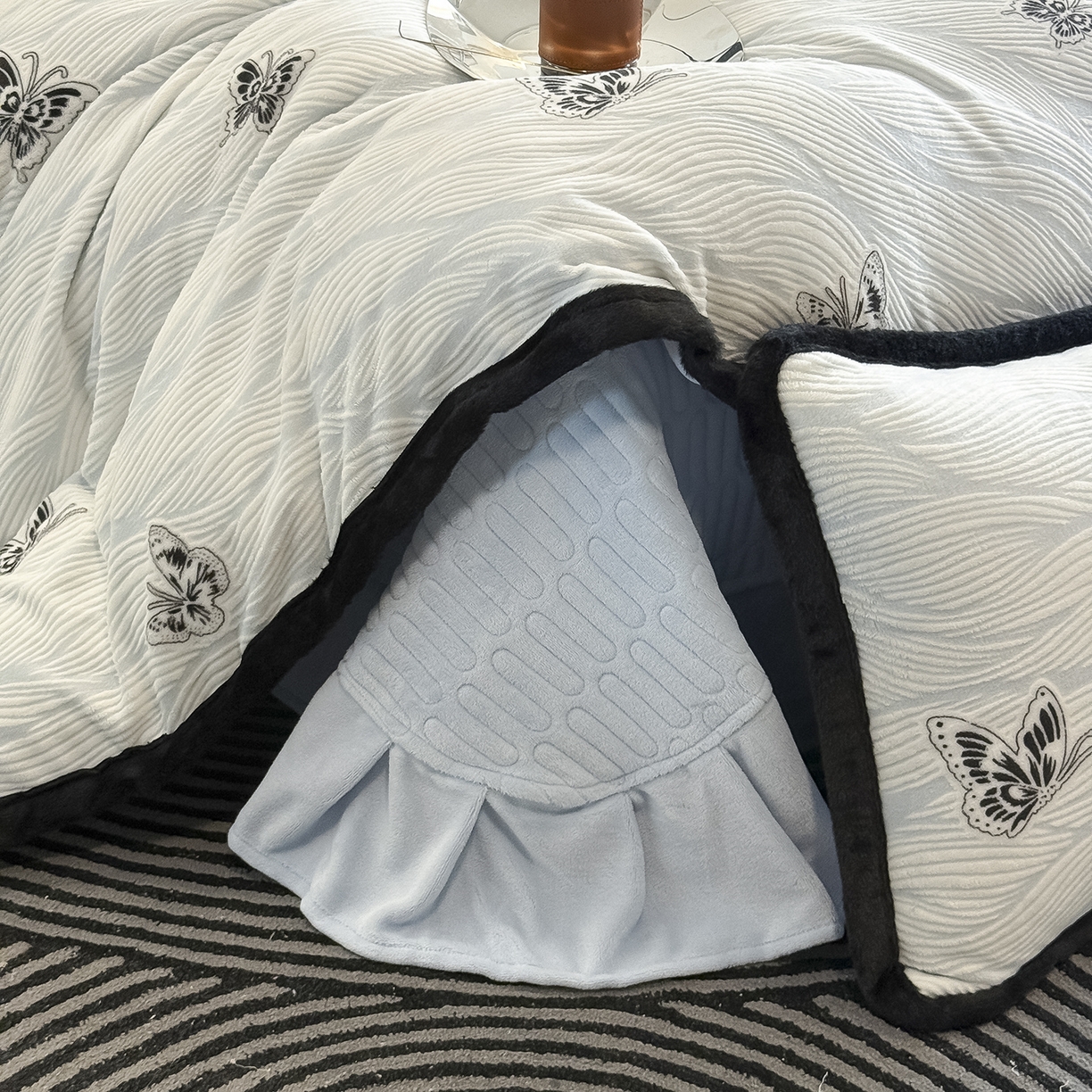 91家纺网 家纺一手货源 找家纺 懒猫家纺 2025新款宽包边雕花绒四件套 蝴蝶海浪