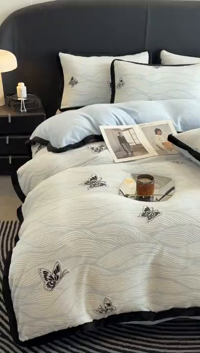 91家纺网 家纺一手货源 找家纺 懒猫家纺 2025新款宽包边雕花绒四件套 蝴蝶海浪