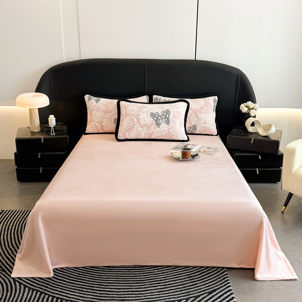 91家纺网 家纺一手货源 找家纺 懒猫家纺 2025新款宽包边雕花绒四件套 蝴蝶花海