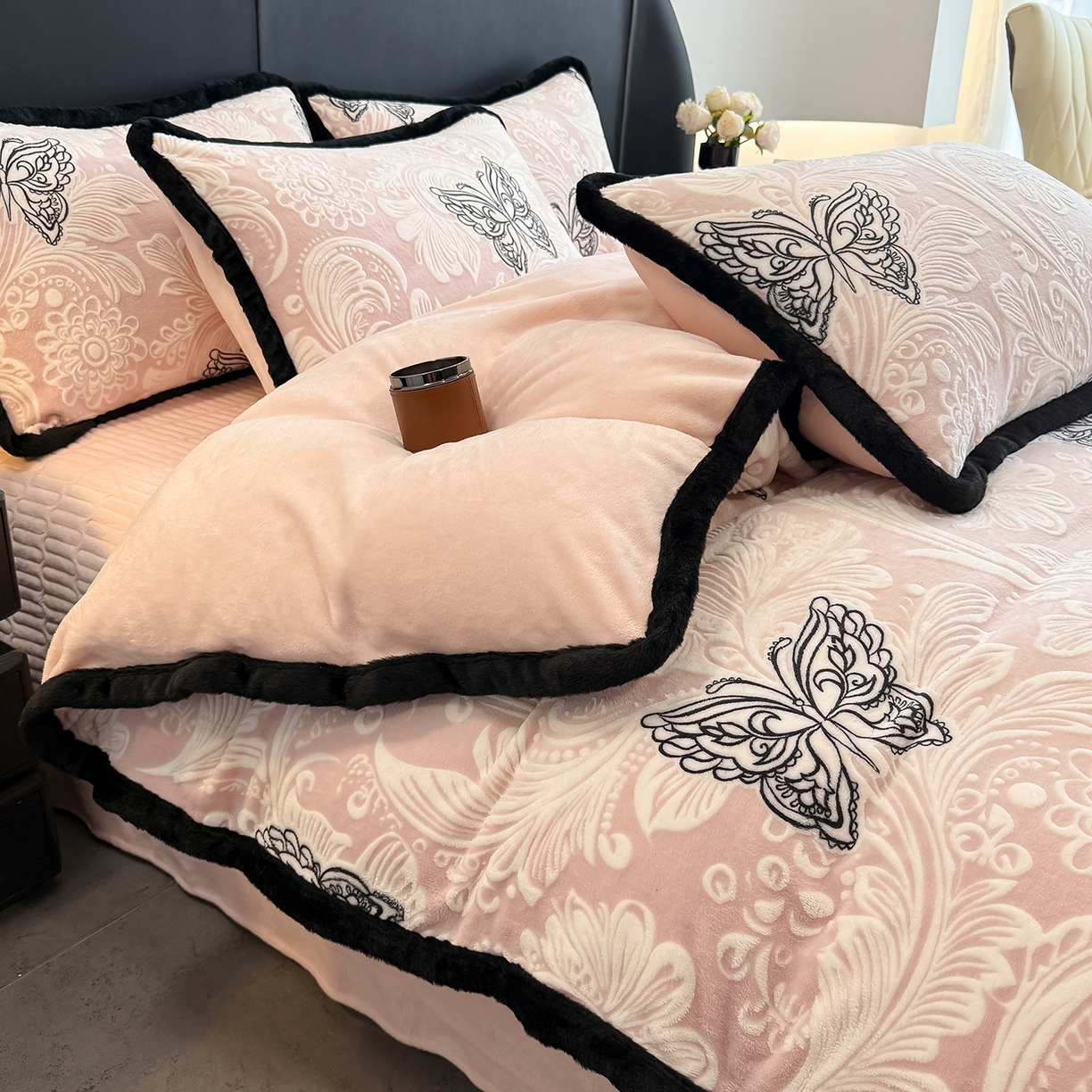 91家纺网 家纺一手货源 找家纺 懒猫家纺 2025新款宽包边雕花绒四件套 蝴蝶花海