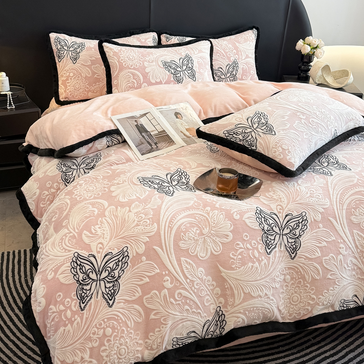 91家纺网 家纺一手货源 找家纺 懒猫家纺 2025新款宽包边雕花绒四件套 蝴蝶花海