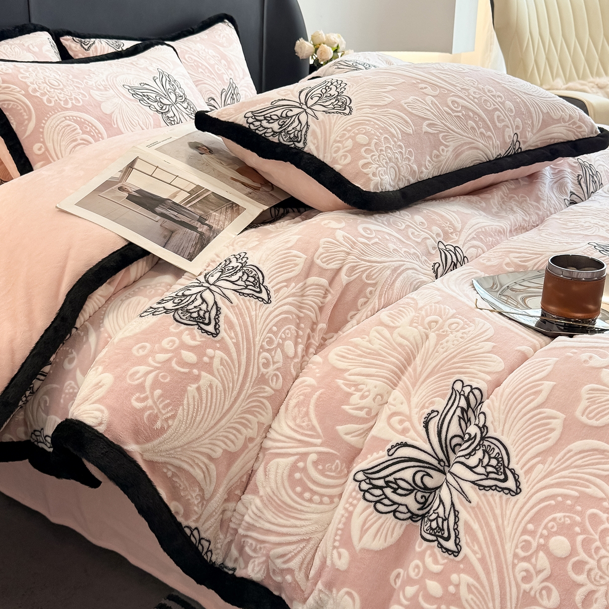 91家纺网 家纺一手货源 找家纺 懒猫家纺 2025新款宽包边雕花绒四件套 蝴蝶花海