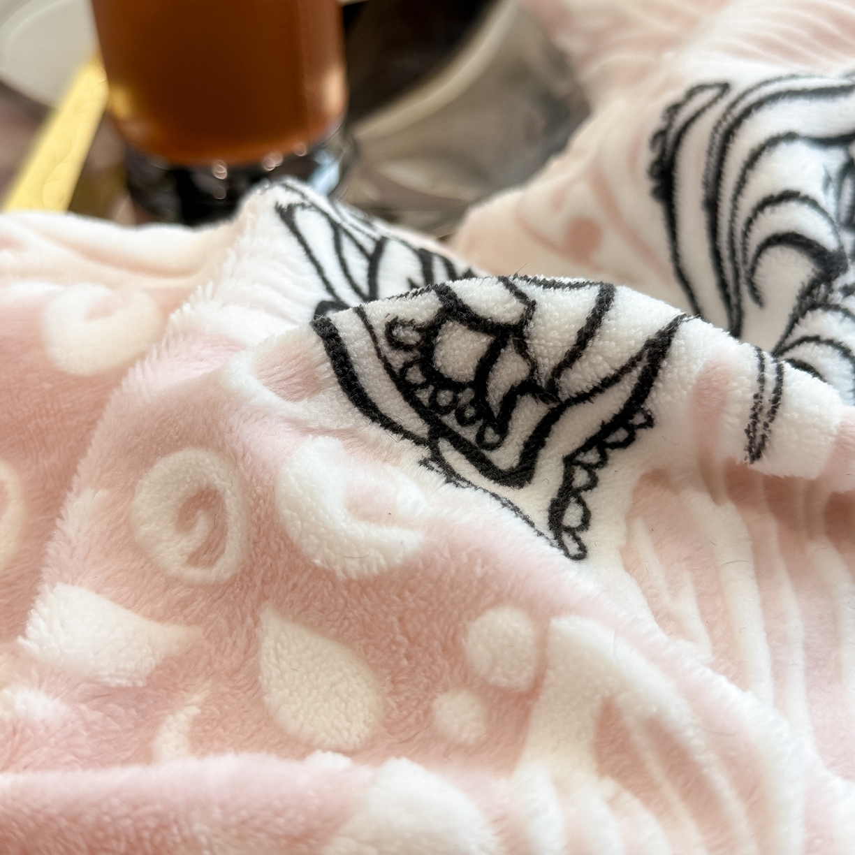 91家纺网 家纺一手货源 找家纺 懒猫家纺 2025新款宽包边雕花绒四件套 蝴蝶花海