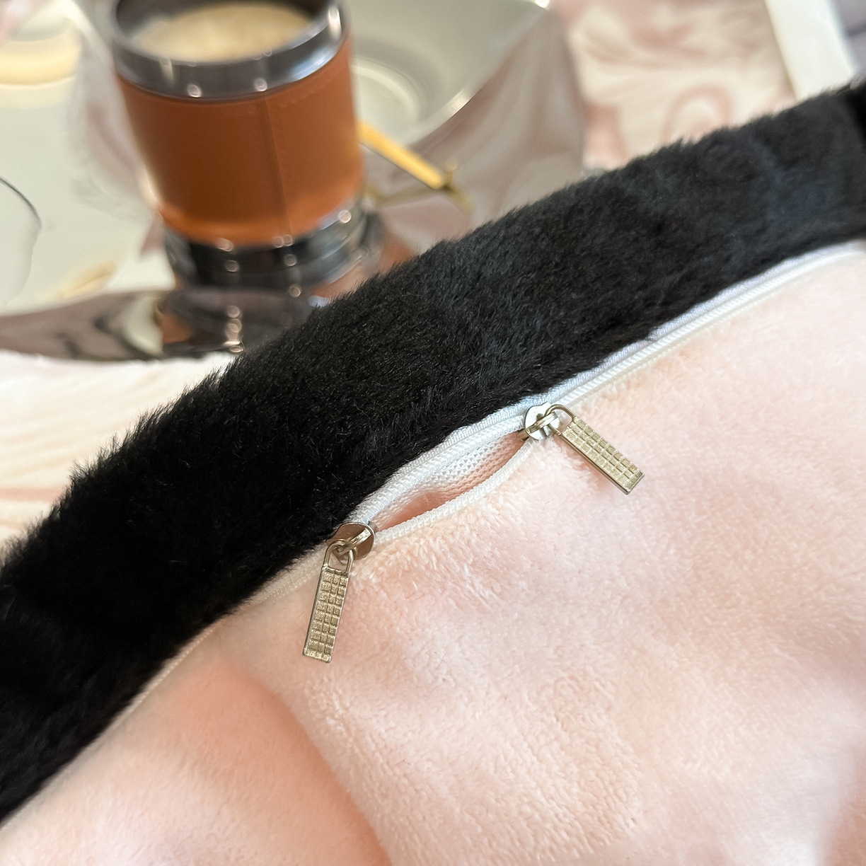 91家纺网 家纺一手货源 找家纺 懒猫家纺 2025新款宽包边雕花绒四件套 蝴蝶花海