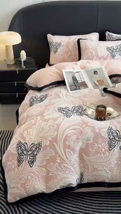 91家纺网 家纺一手货源 找家纺 懒猫家纺 2025新款宽包边雕花绒四件套 蝴蝶花海