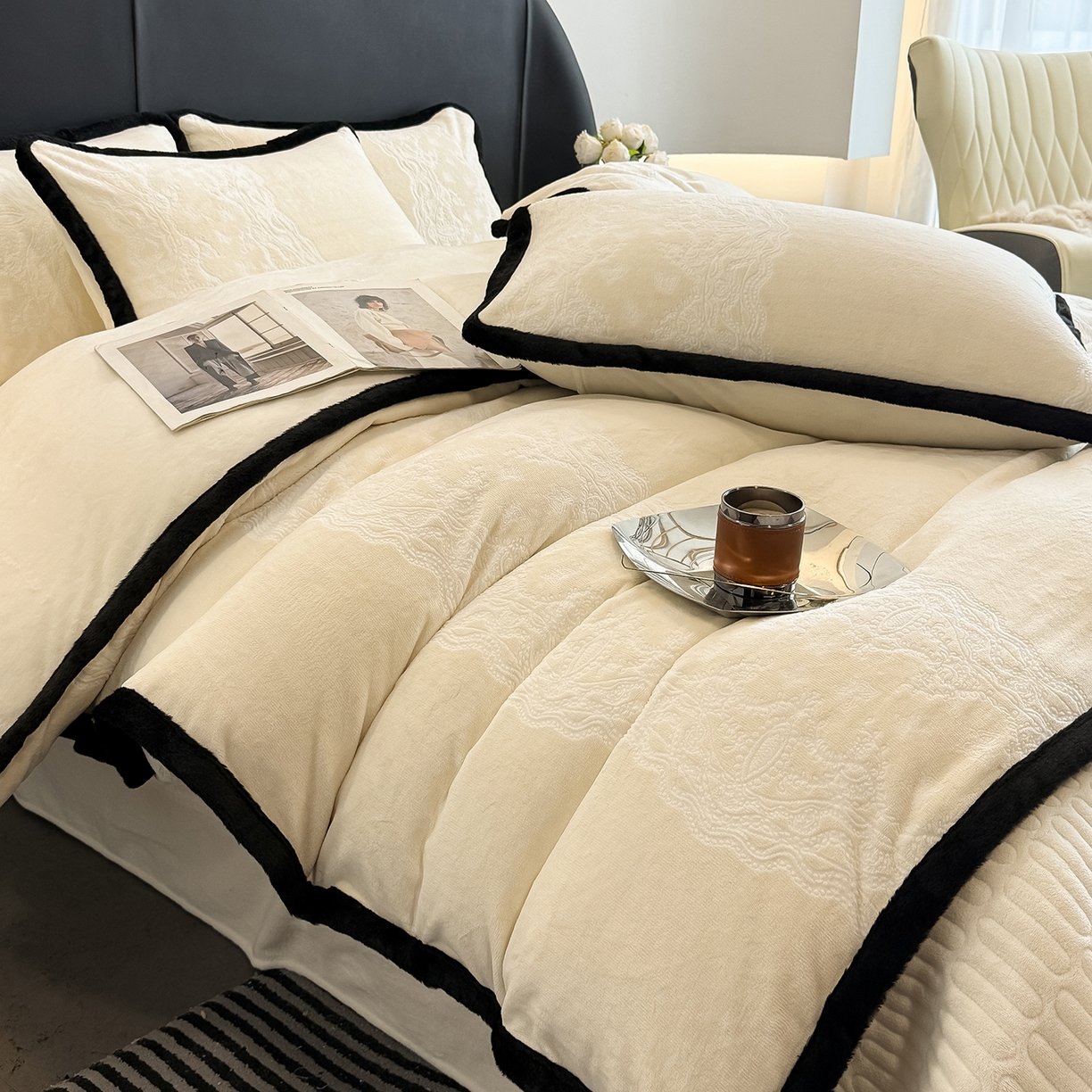 91家纺网 家纺一手货源 找家纺 懒猫家纺 2025新款宽包边雕花绒四件套 花样年华