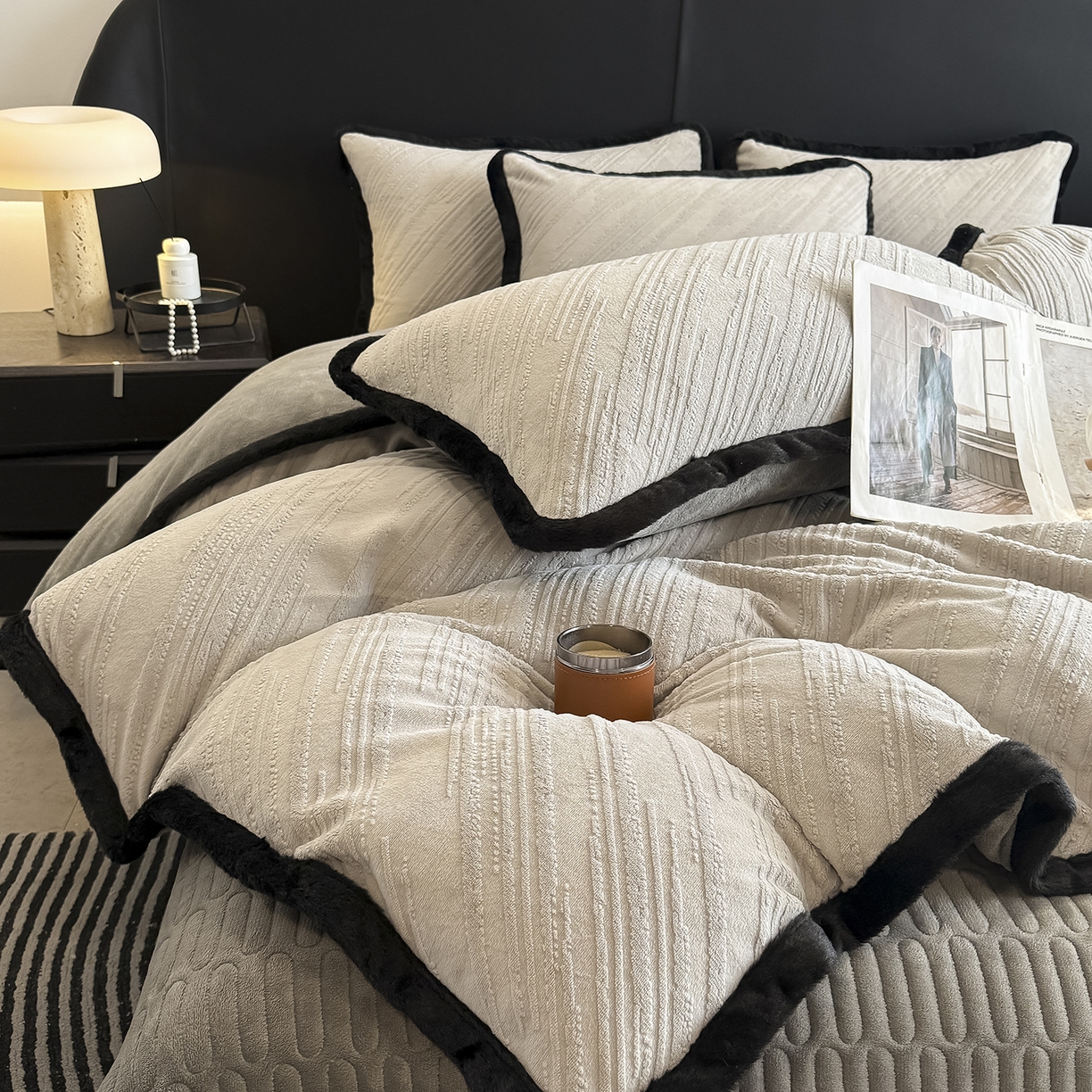 91家纺网 家纺一手货源 找家纺 懒猫家纺 2025新款宽包边雕花绒四件套 简雅印象