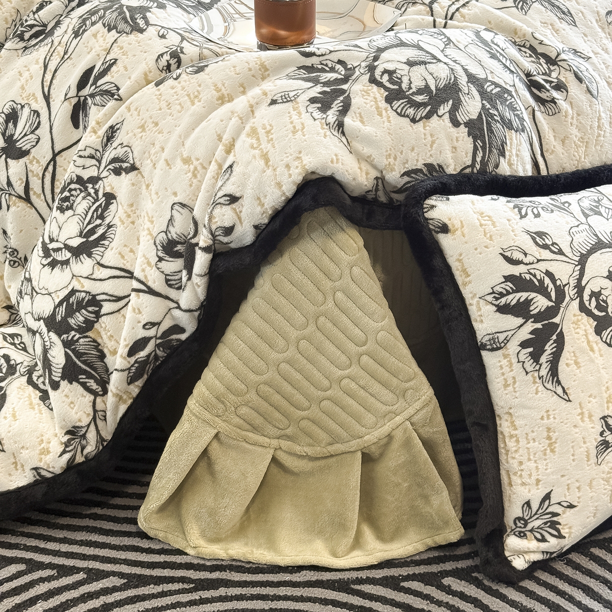 91家纺网 家纺一手货源 找家纺 懒猫家纺 2025新款宽包边雕花绒四件套 牧野繁花