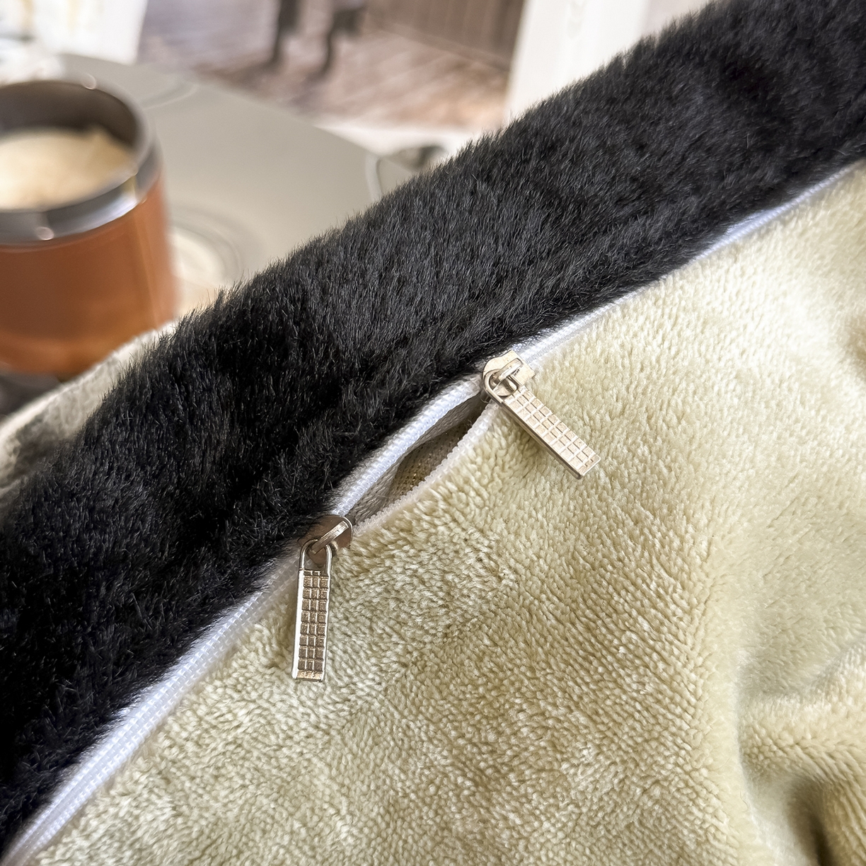 91家纺网 家纺一手货源 找家纺 懒猫家纺 2025新款宽包边雕花绒四件套 牧野繁花