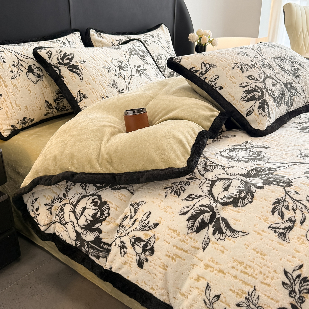 91家纺网 家纺一手货源 找家纺 懒猫家纺 2025新款宽包边雕花绒四件套 牧野繁花