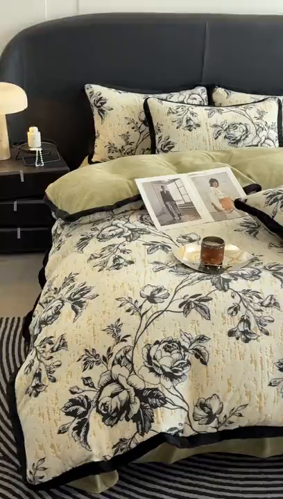 91家纺网 家纺一手货源 找家纺 懒猫家纺 2025新款宽包边雕花绒四件套 牧野繁花