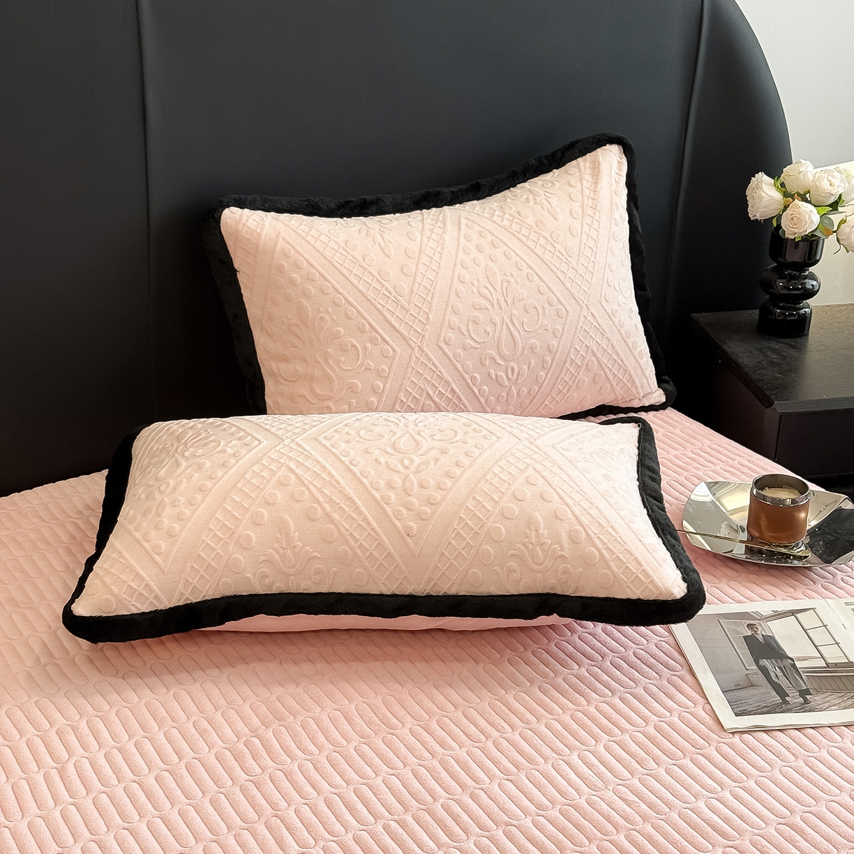 91家纺网 家纺一手货源 找家纺 懒猫家纺 2025新款宽包边雕花绒四件套 欧风镜像-粉