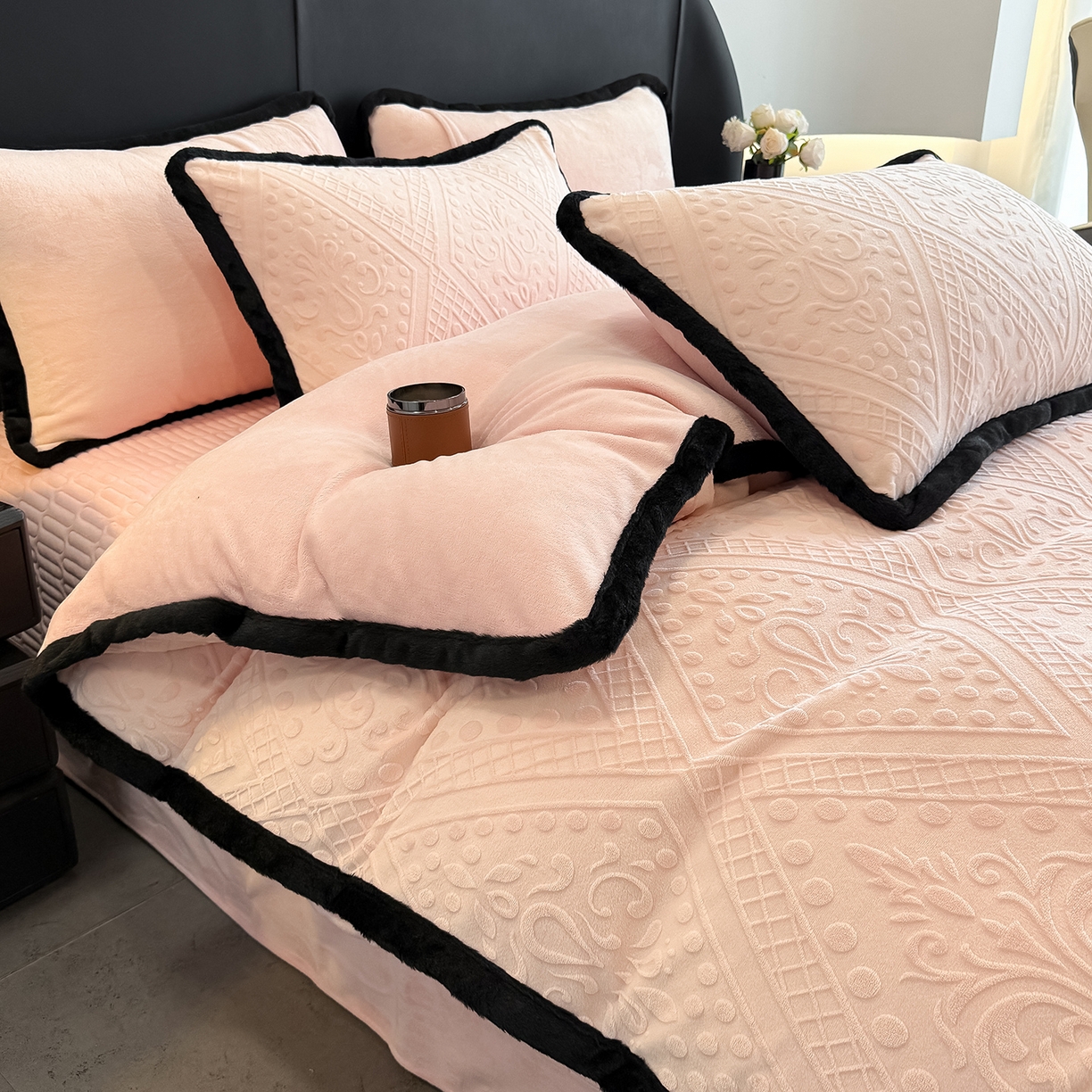 91家纺网 家纺一手货源 找家纺 懒猫家纺 2025新款宽包边雕花绒四件套 欧风镜像-粉